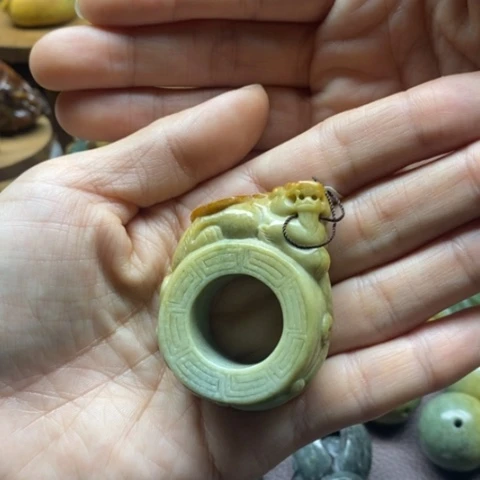 未镶嵌岫岩河磨玉（透闪石质玉）把件舍**予