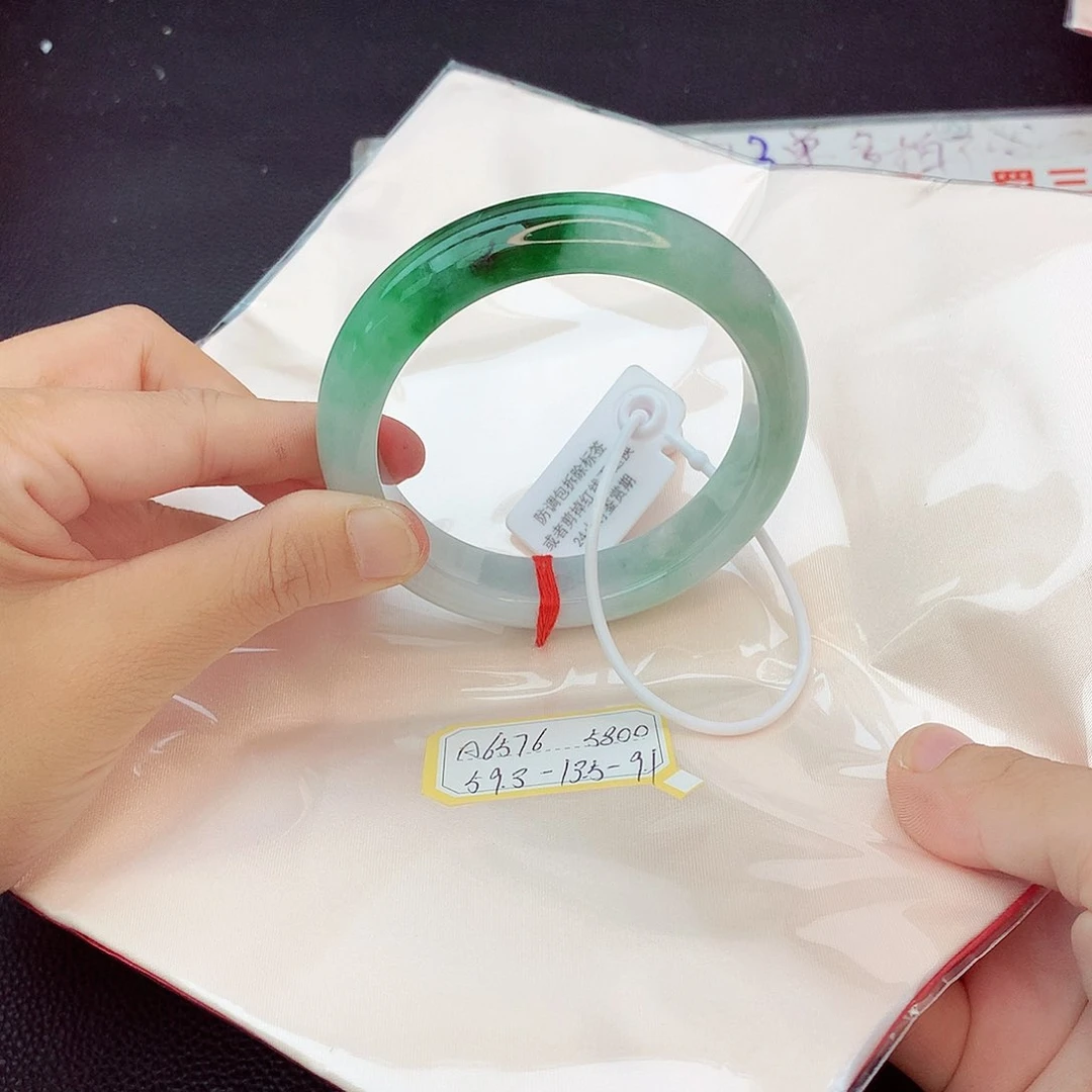 翡翠手镯未镶嵌翡翠