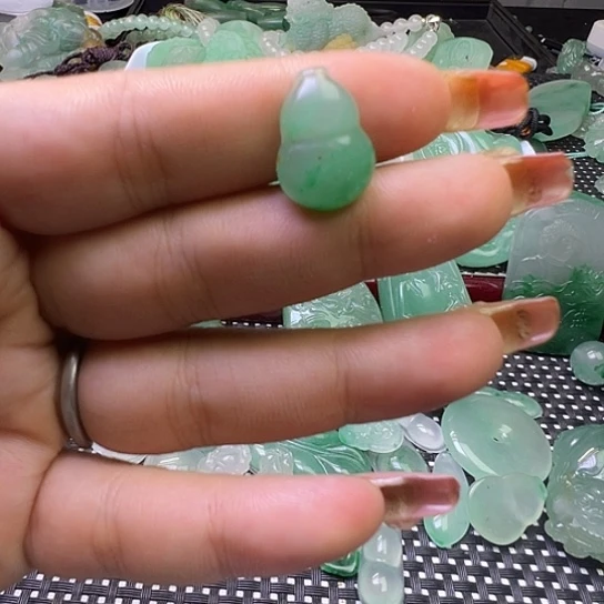 石英质玉（非洲翠）合金颈饰