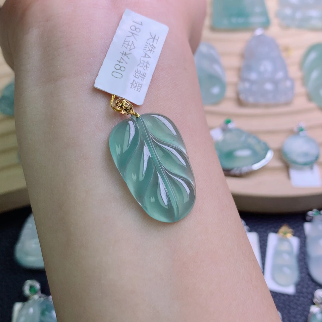 翡翠18K金镶嵌颈饰吊坠