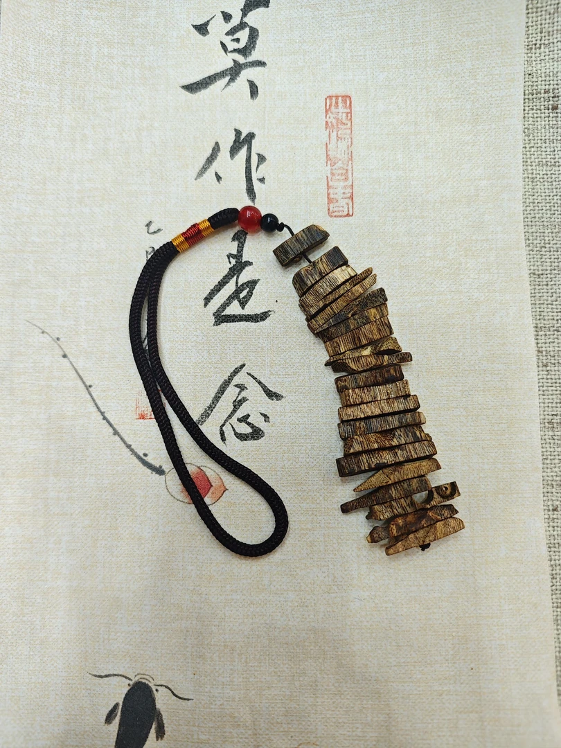 沉香【芊芊吊坠】沉香平安塔·天然老白奇祈福坠(多样性发货)