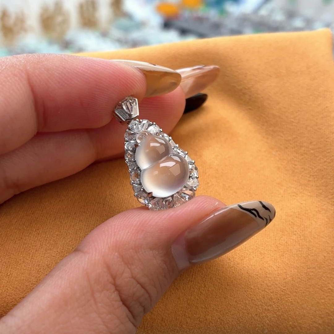 翡翠18K金镶嵌颈饰葫芦