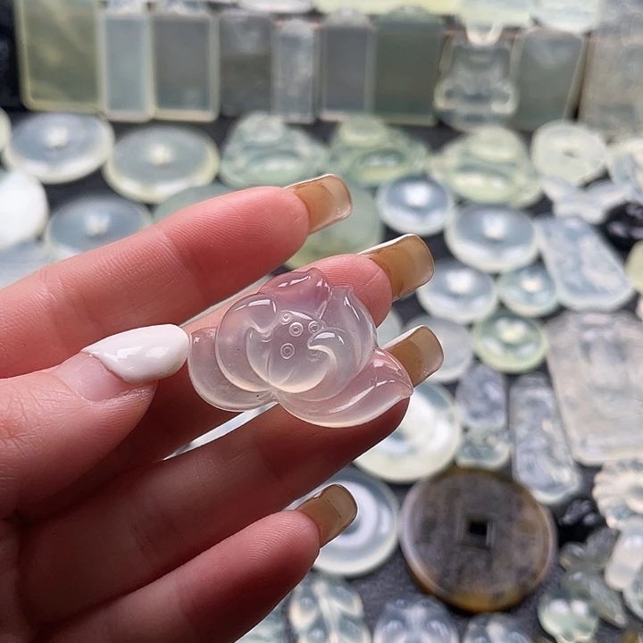 岫玉未镶嵌颈饰荷花