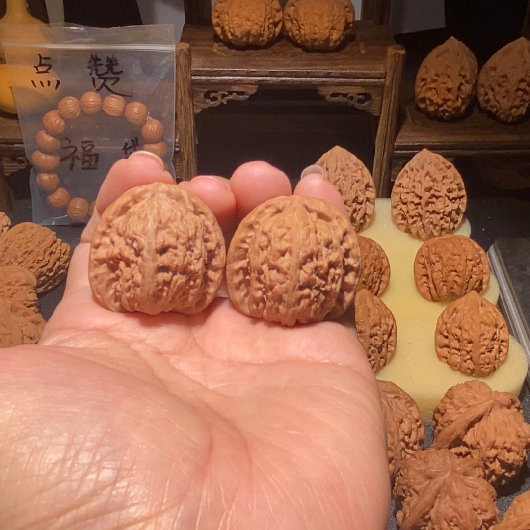 文玩核桃吊坠白狮子33+