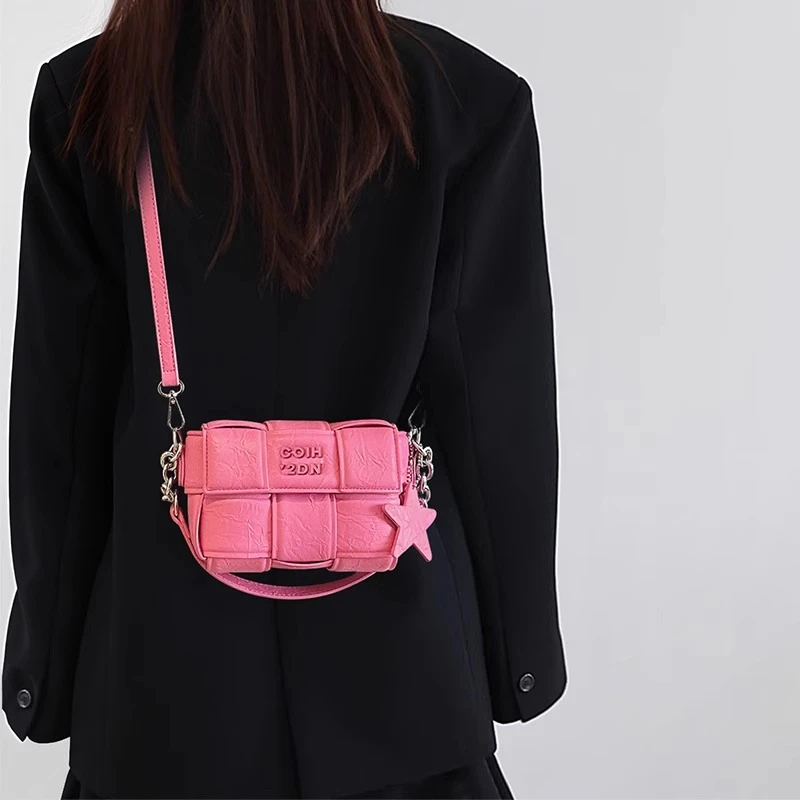 玫粉色多巴胺编织包包女款2025新款夏天小众设计出门百搭斜挎小包