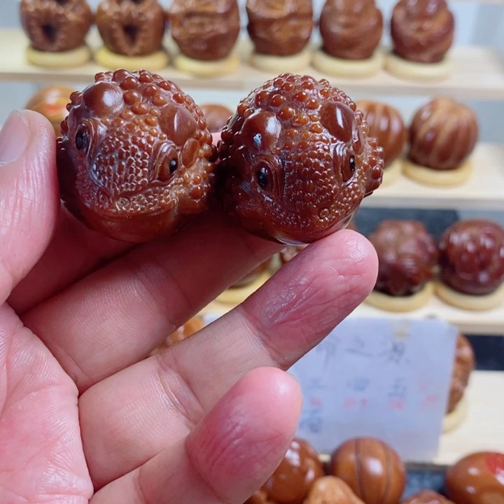 *****把件橄榄核巴西进口大橄榄核心金蟾一对