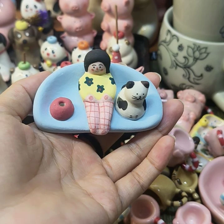 摆件高温陶瓷插花插香摆件。
