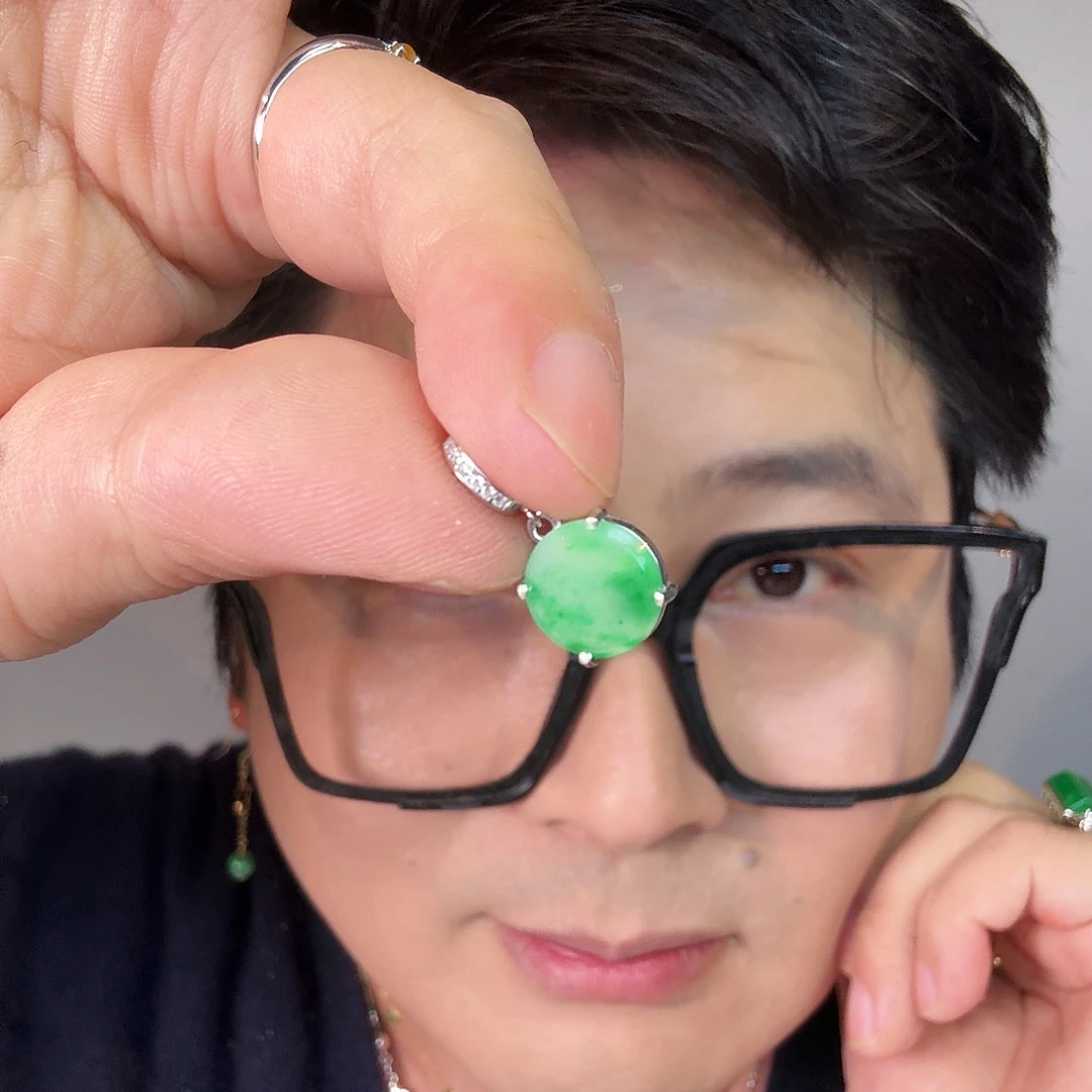 翡翠未镶嵌颈饰一件