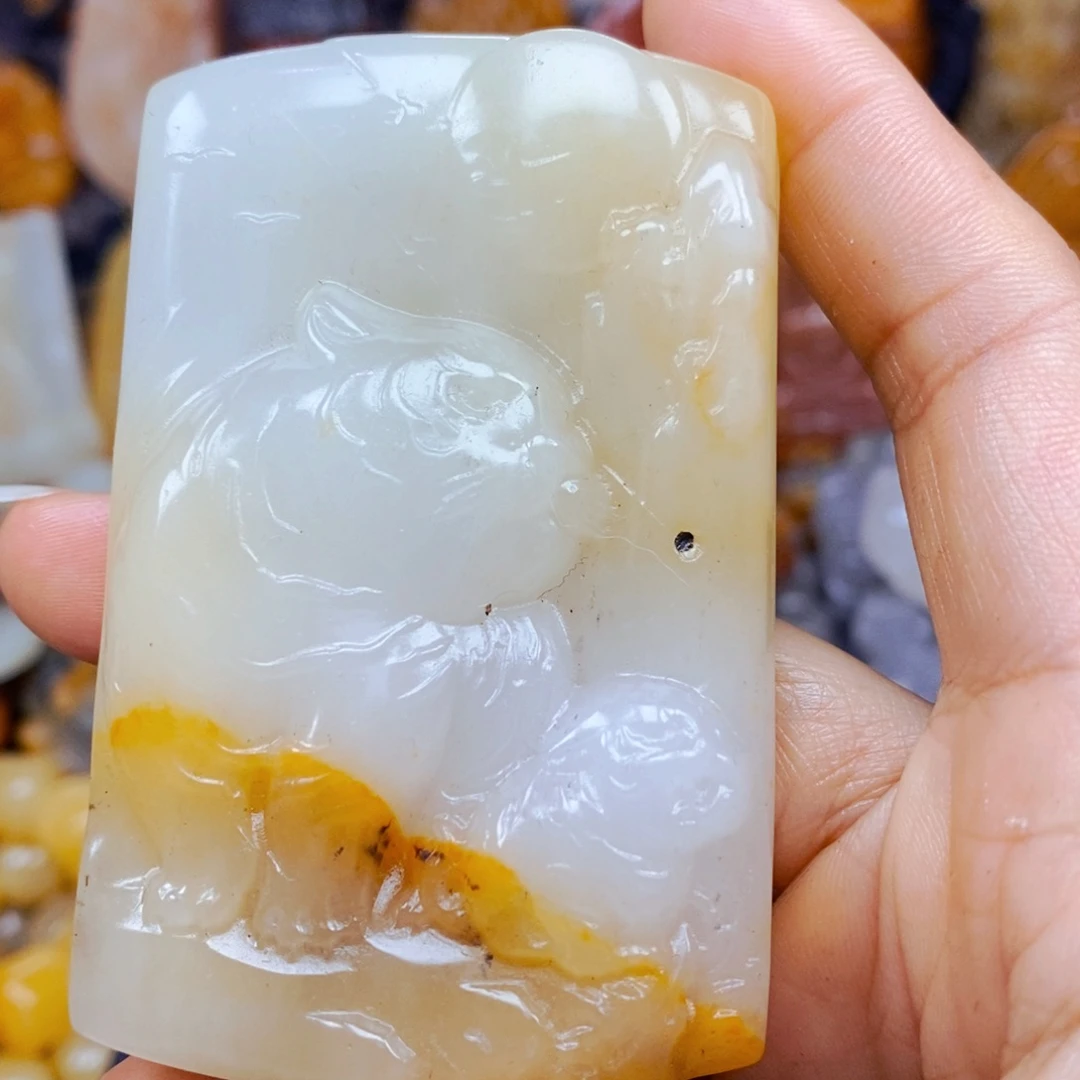 石英质玉（黄龙玉）未镶嵌颈饰