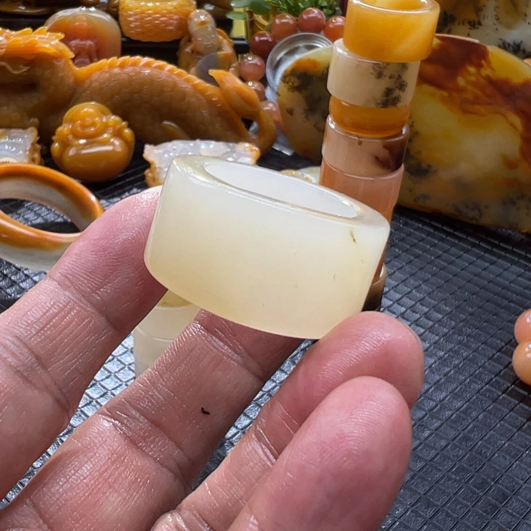 石英质玉未镶嵌颈饰