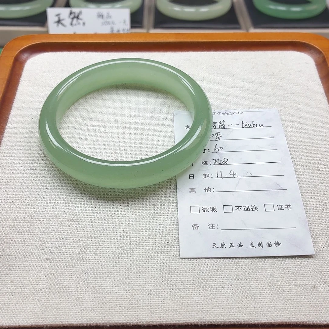 茜***u石英质玉未镶嵌手镯