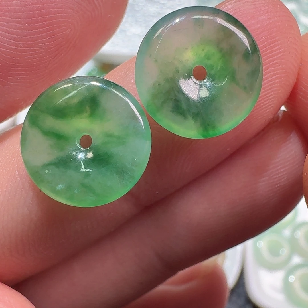 翡翠未镶嵌颈饰平安扣