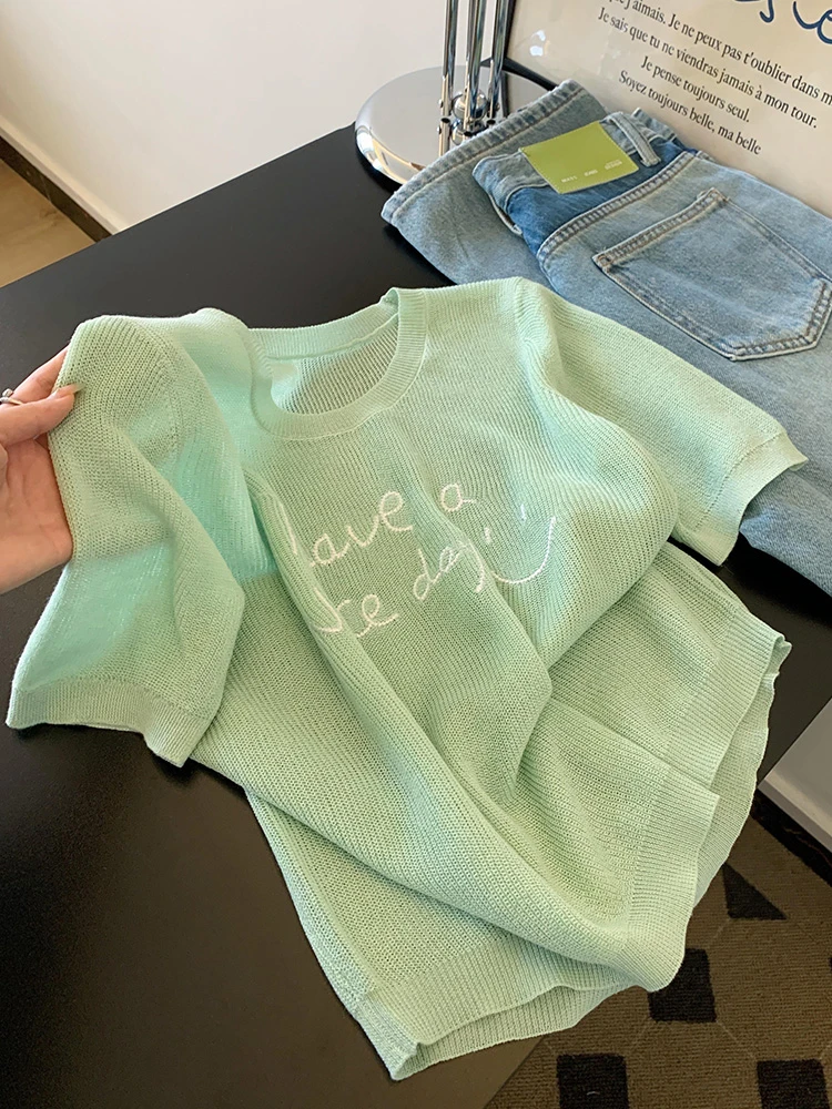 绿色短袖T恤女夏季2025年新款多巴胺穿搭修身减龄独特绝美小上衣