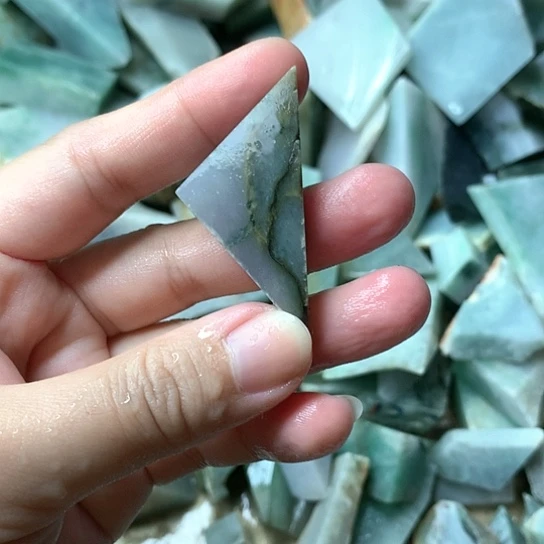 翡翠挂件未镶嵌T****马翡翠原石