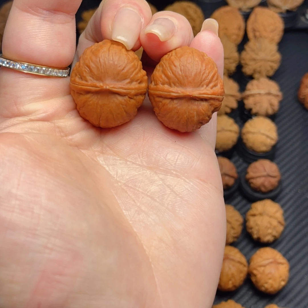 文玩核桃把件红宝石