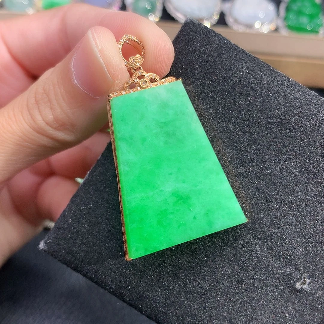 颈饰18K金镶嵌翡翠