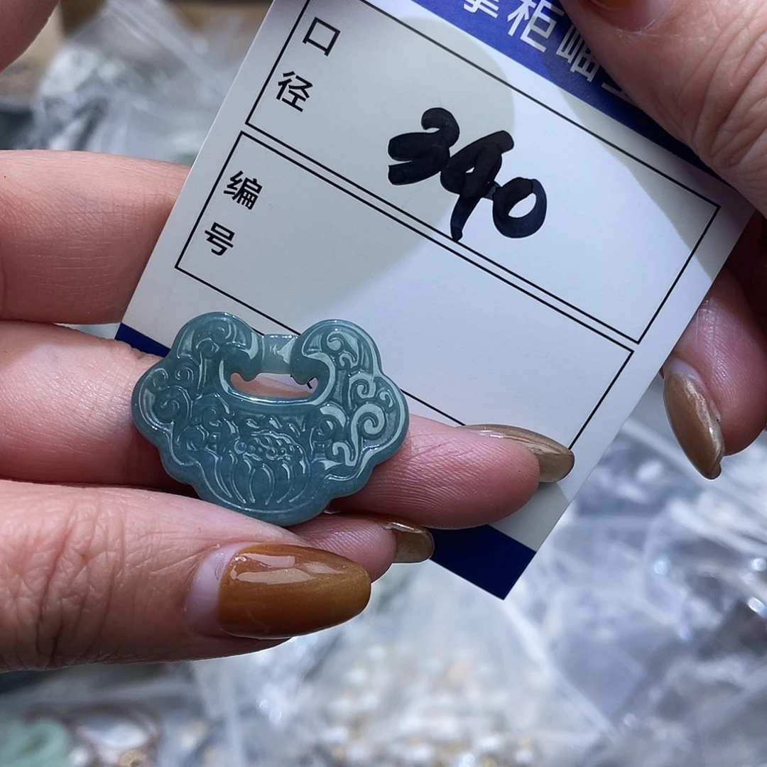 翡翠未镶嵌颈饰多样性，发一件