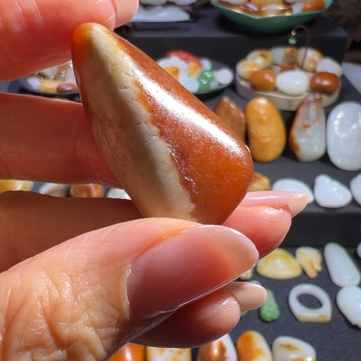 吃***猫和田玉（黄玉）未镶嵌颈饰
