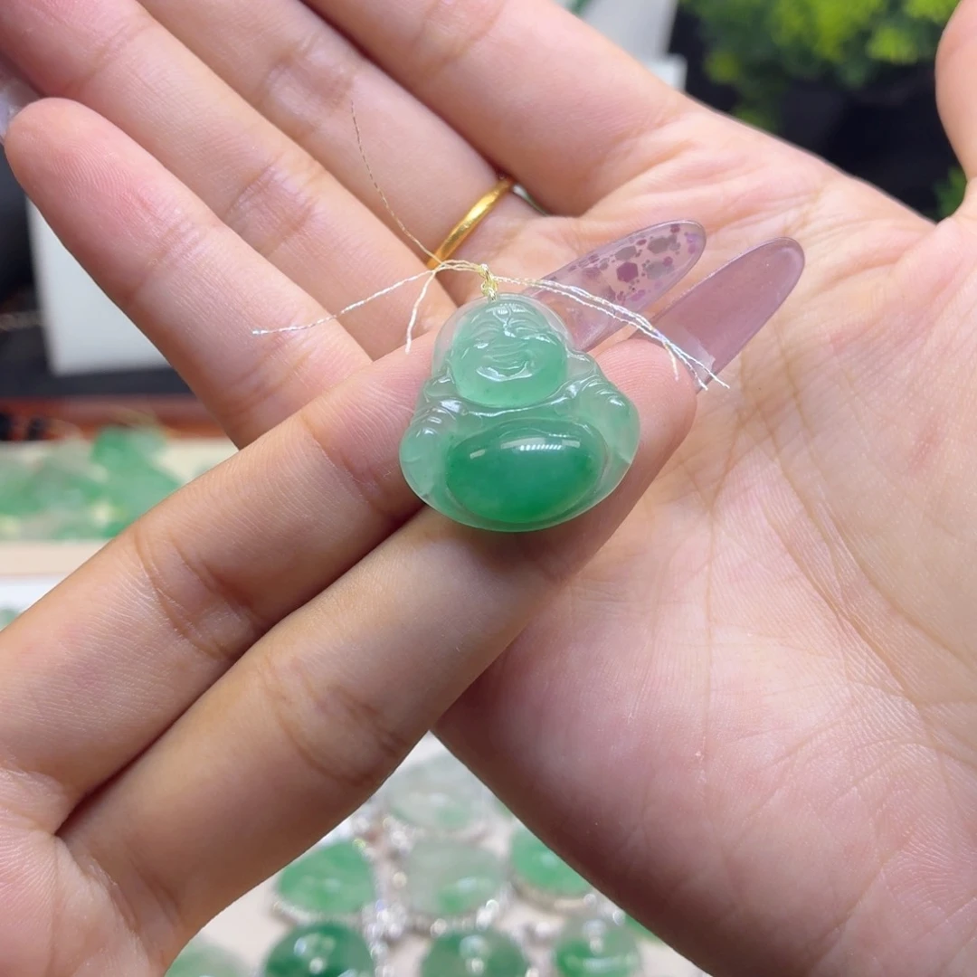 石英质玉（非洲翠）未镶嵌颈饰佛公