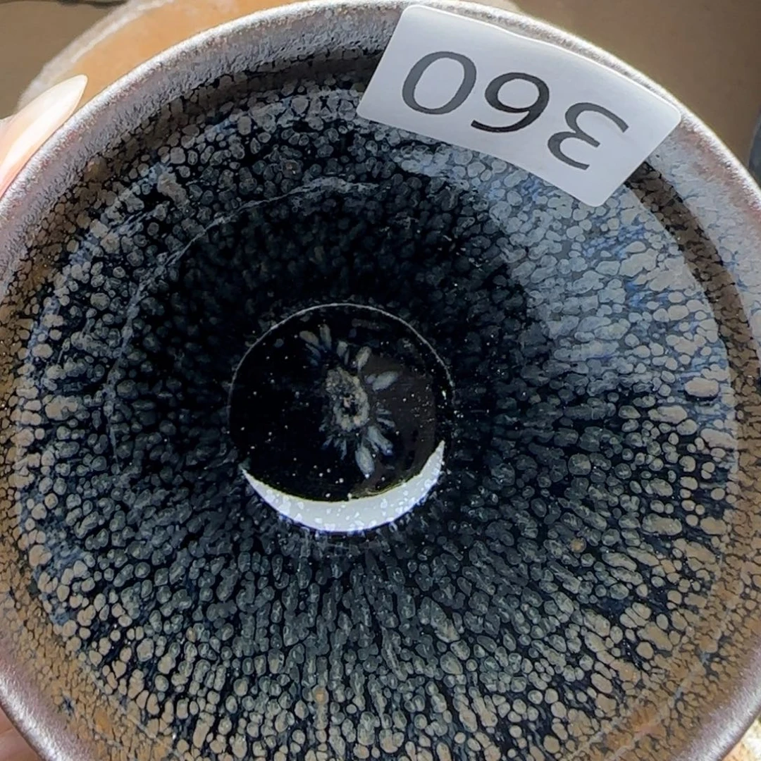 茶盏玲珑茶香飘满地难