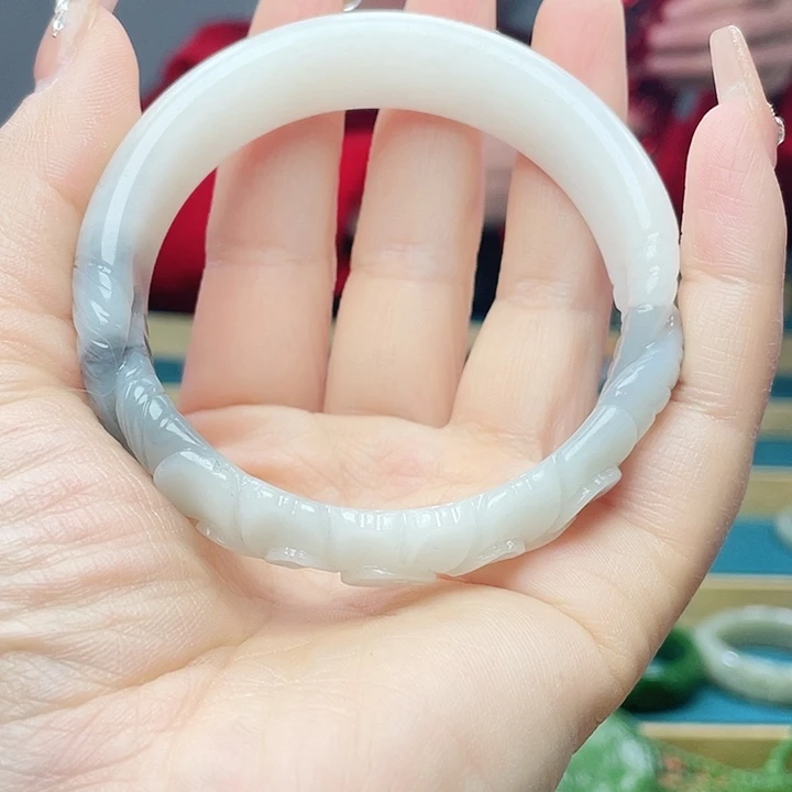 和田玉手镯61圈口。编号85未镶嵌