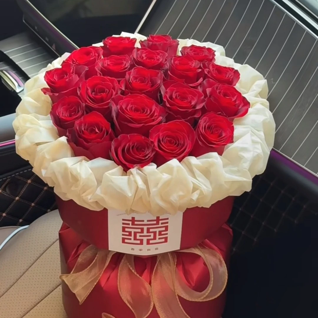 小香风订婚花束19朵红玫瑰