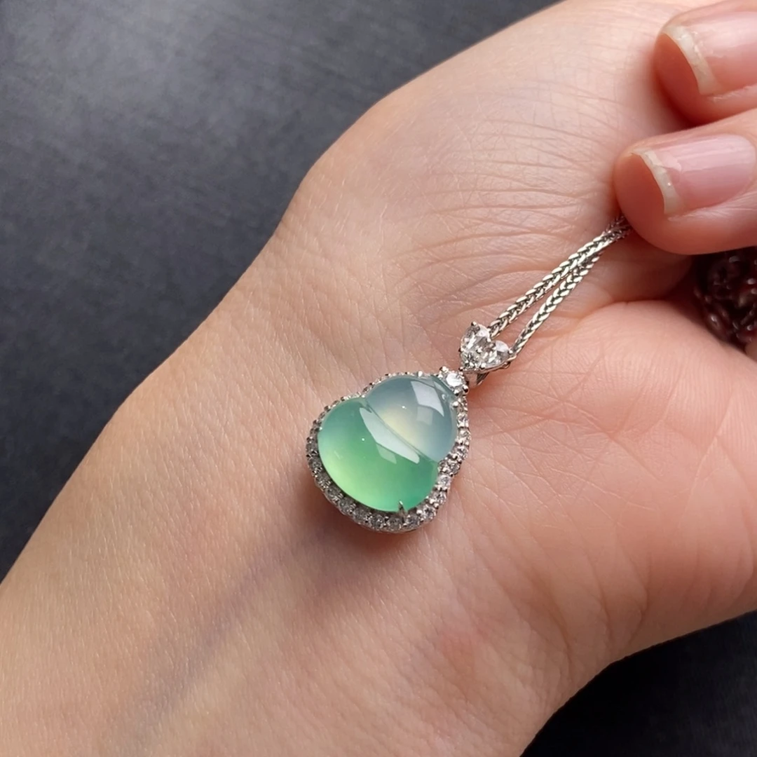 翡翠18K金镶嵌颈饰葫芦吊坠