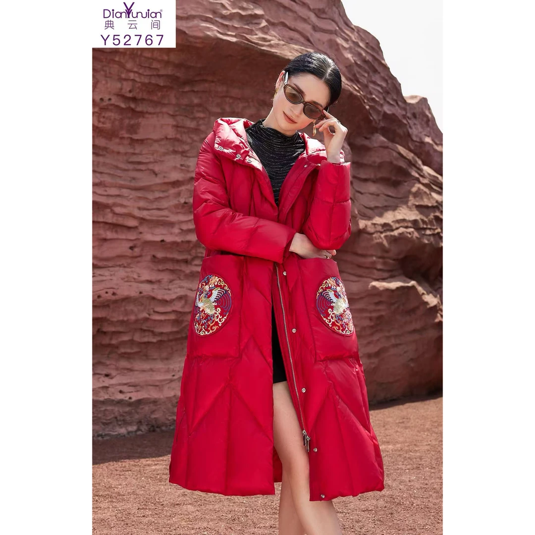 52767典云间25年新款羽绒服，连帽款保暖加厚国风刺绣款
