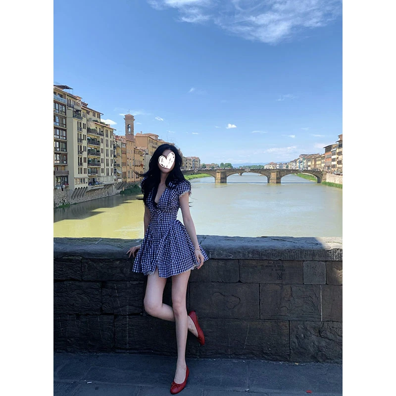 黑色格子深V褶皱蕾丝泡泡袖连衣裙女夏季新款性感收腰显瘦短裙子