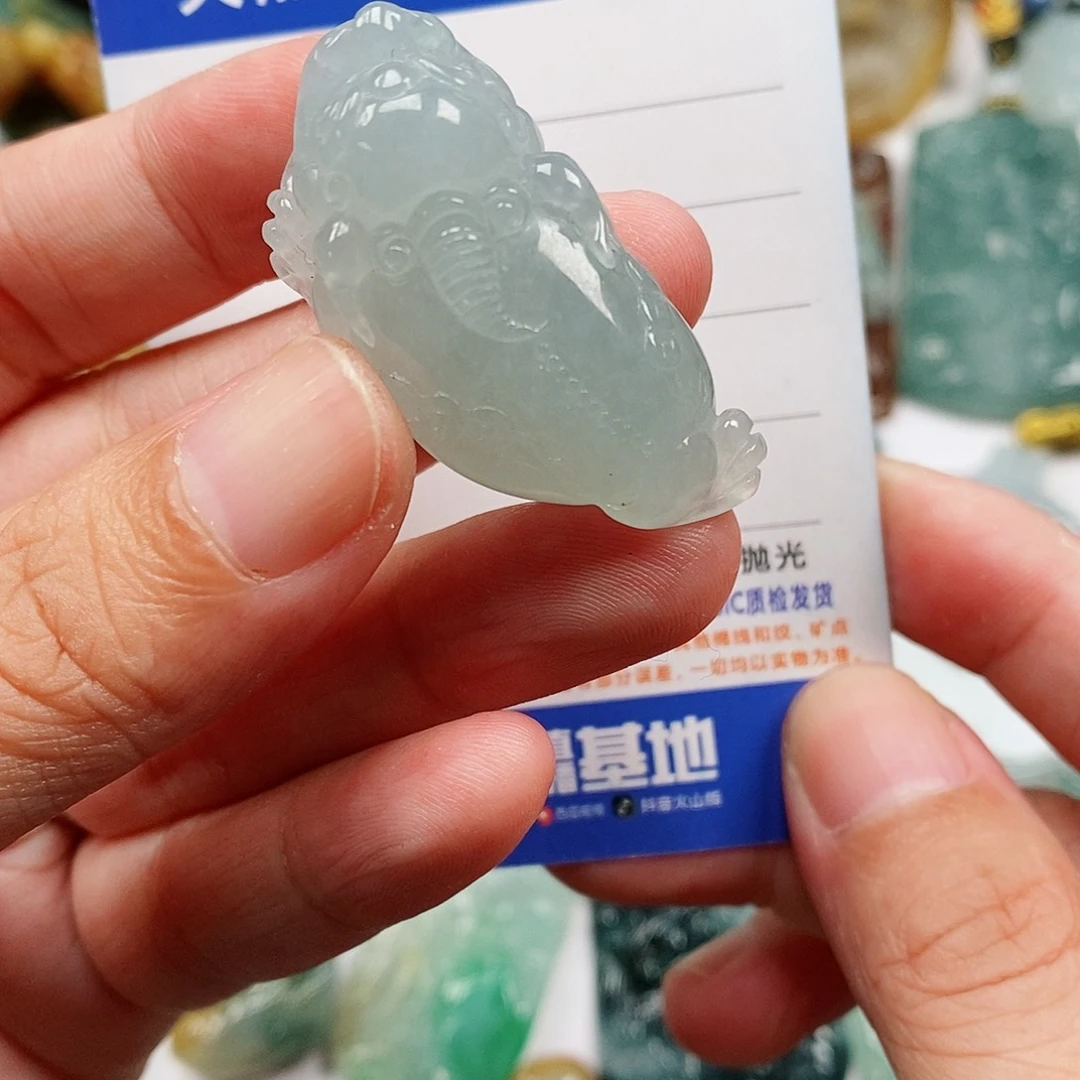 翡翠未镶嵌颈饰金蟾
