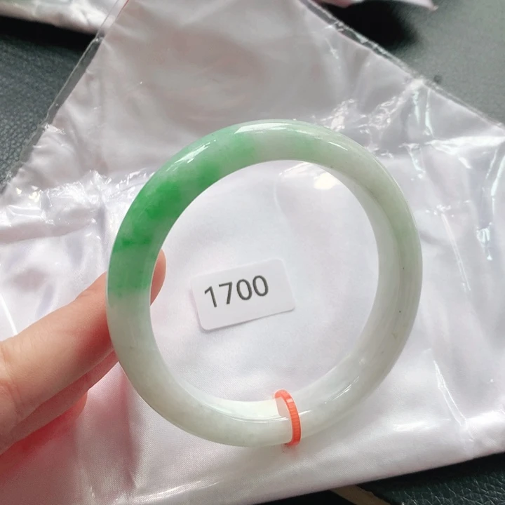 翡翠手镯未镶嵌天然翡翠手镯