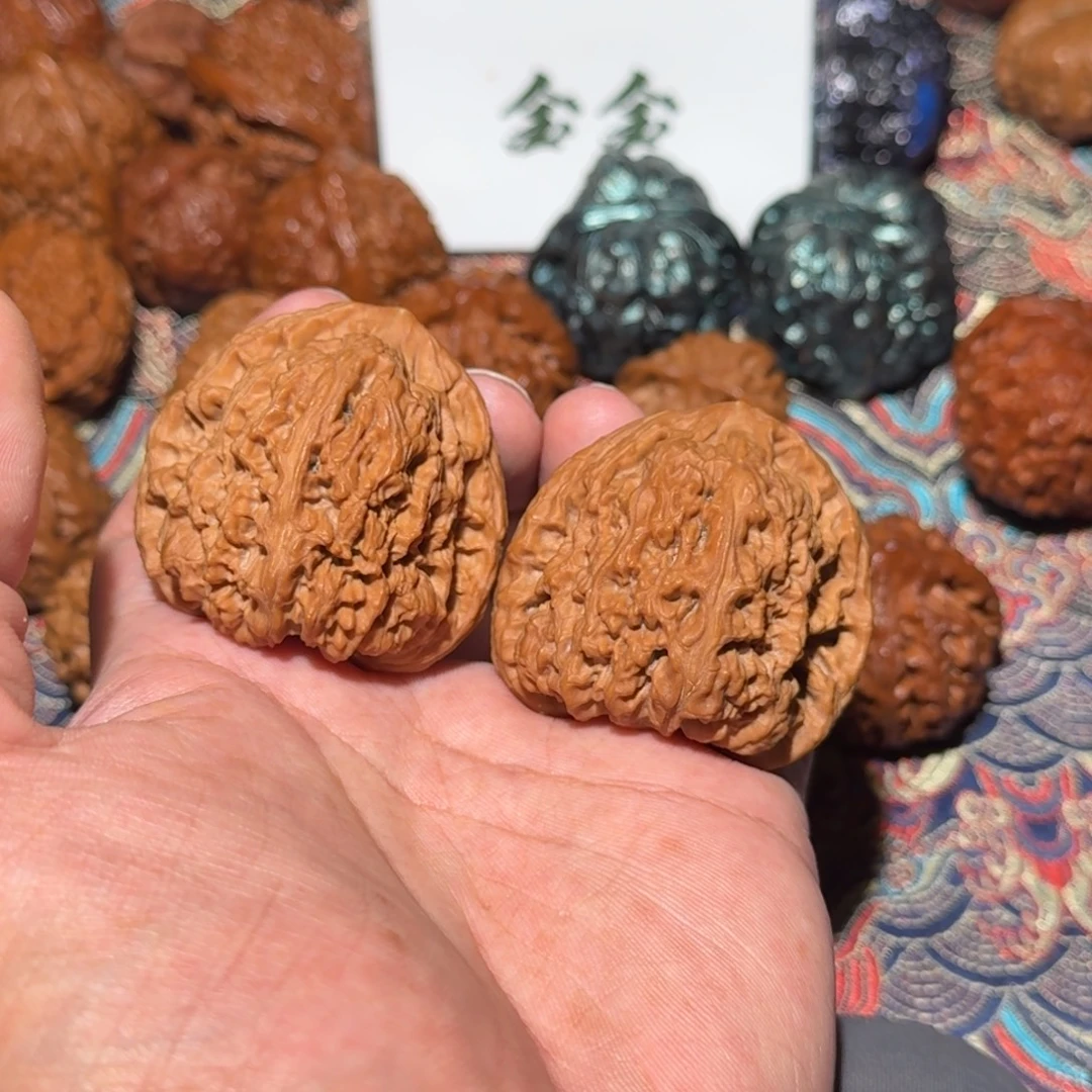 文玩核桃把件1255三角南疆，尺寸44 41 42