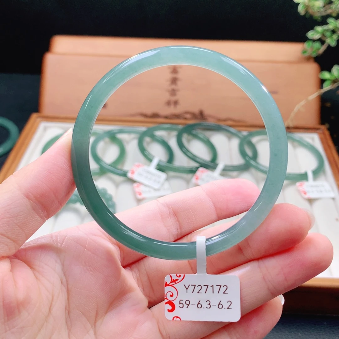 翡翠手镯（圆镯）未镶嵌