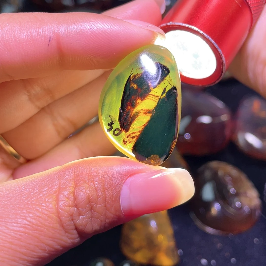 琥珀裸石未镶嵌海*宝？