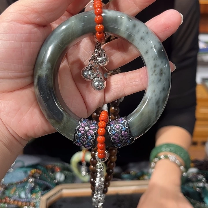 颈饰未镶嵌和田玉（糖玉）