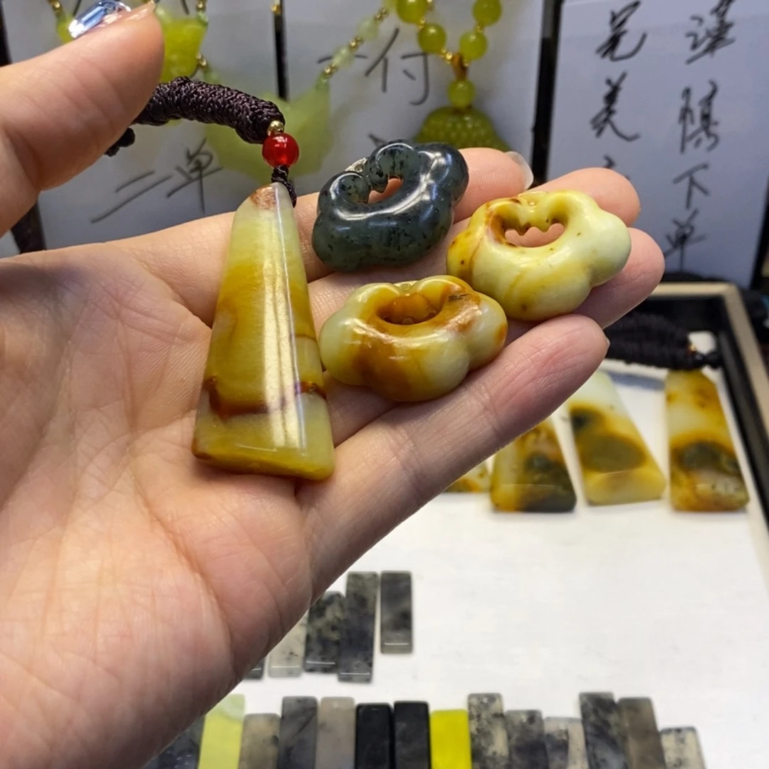 未镶嵌蛇纹石玉颈饰祥*