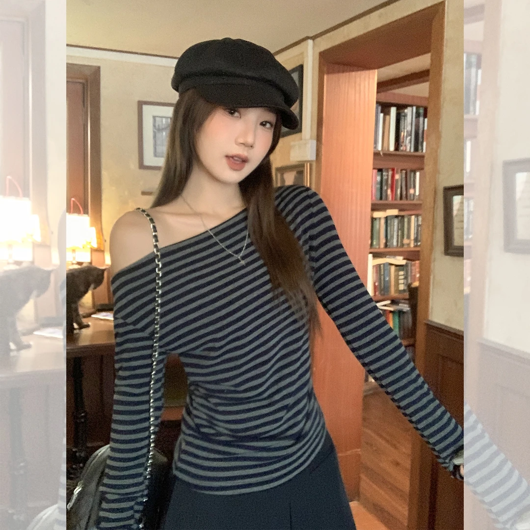 2025实拍灰色条纹斜肩长袖T恤女2025年秋季新款显瘦收腰露肩上衣