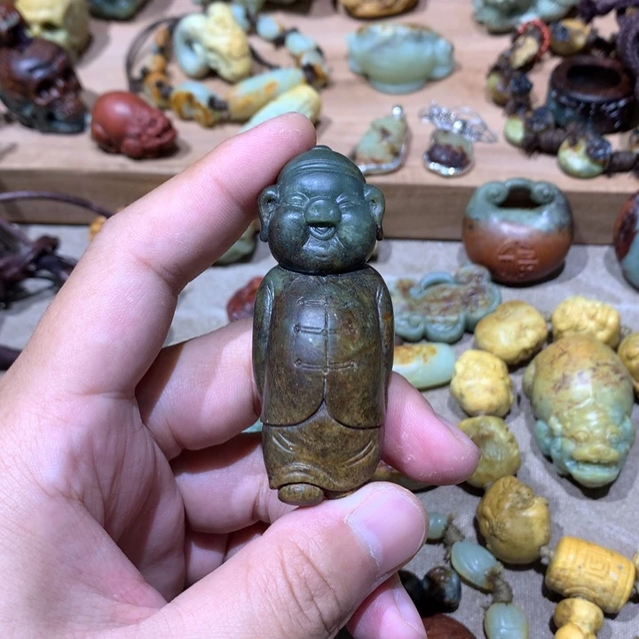 未镶嵌岫岩河磨玉（透闪石质玉）挂件尹*风