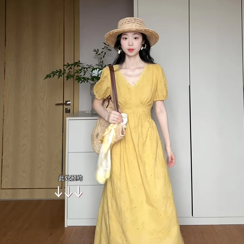 法式温柔风黄色镂空V领短袖连衣裙女夏季新款气质掐腰绝美长裙子
