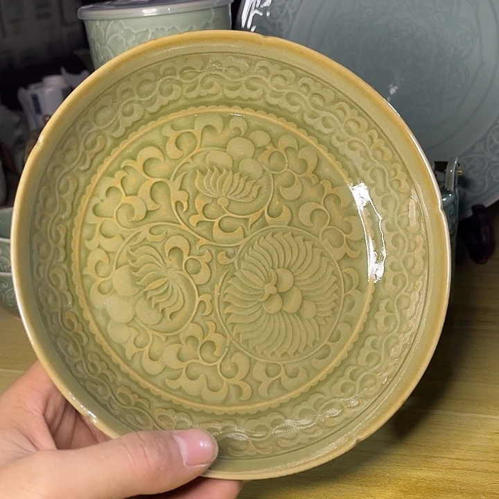 微瑕仿古菊纹盘一只