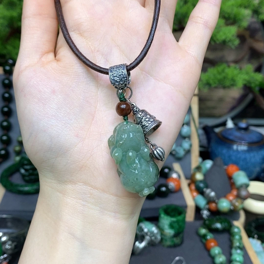 翡翠颈饰未镶嵌漂亮美眉