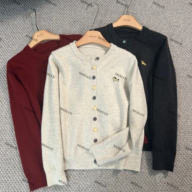 【墨涵精选】韩版刺绣小马彩扣简约减龄显瘦大气针织衫59110