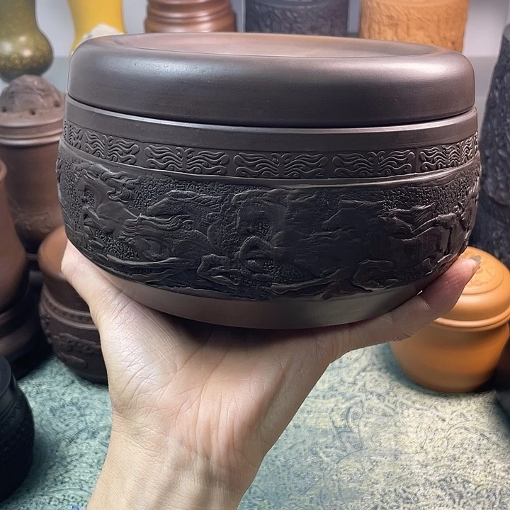 八骏图大桌摆一只。