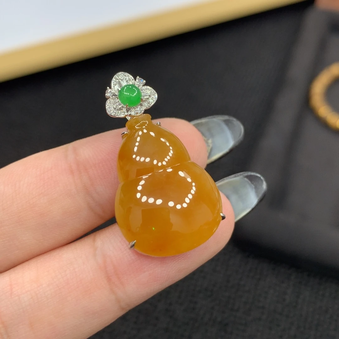 颈饰18K金镶嵌翡翠葫芦