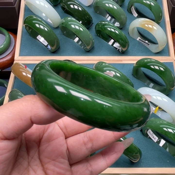 和田玉未镶嵌手镯