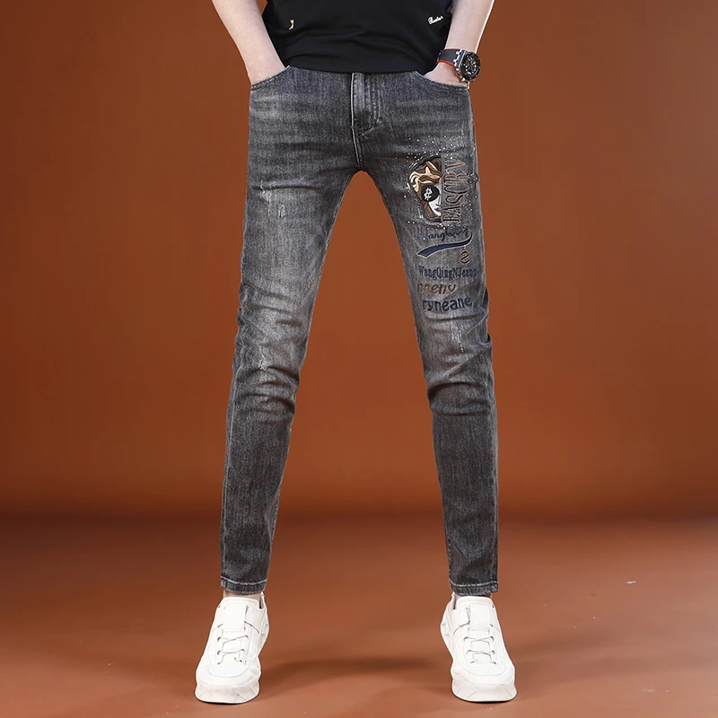 2025新款高端烫钻刺绣男士牛仔裤夏季薄款弹力修身小脚裤子男长裤