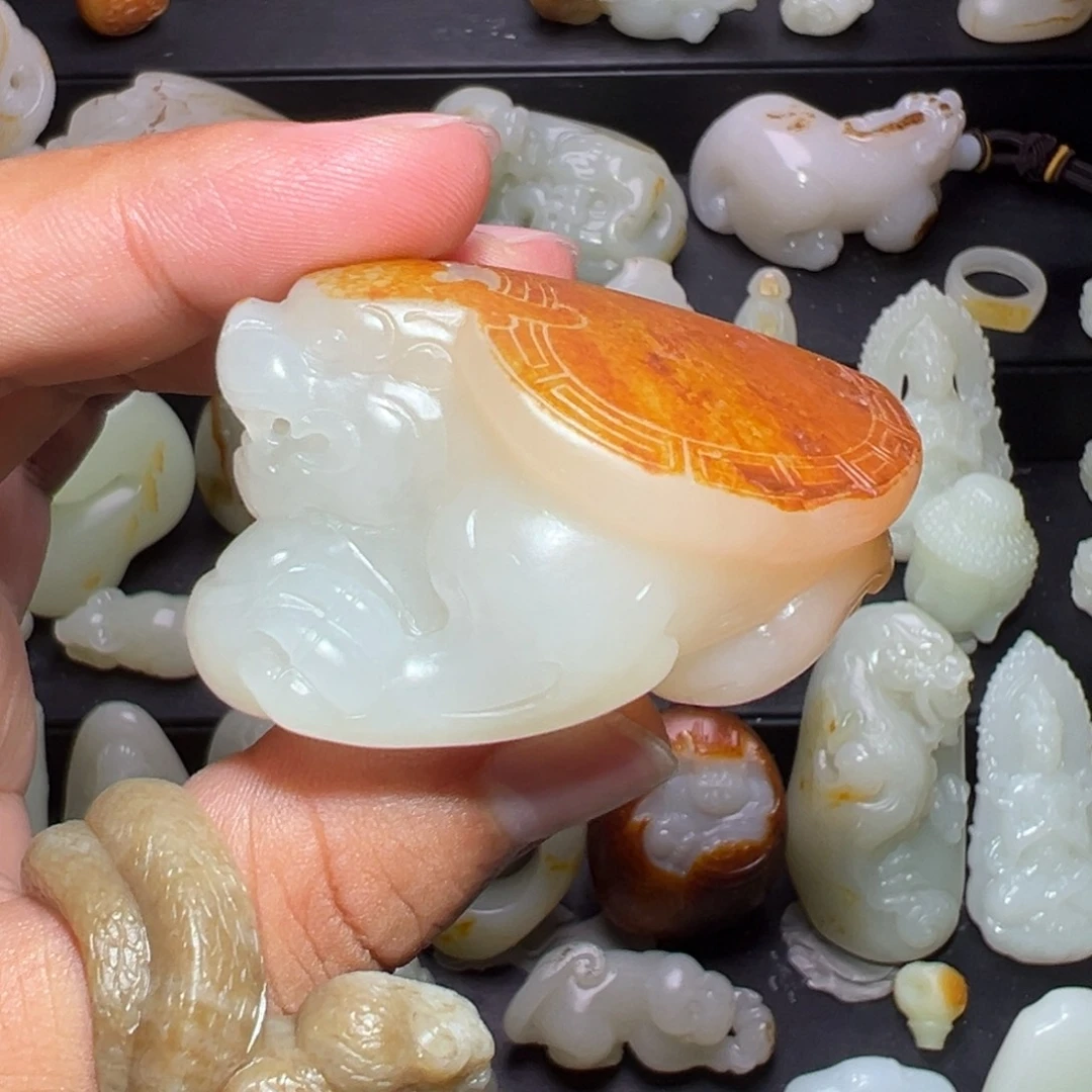 李***行和田玉未镶嵌颈饰