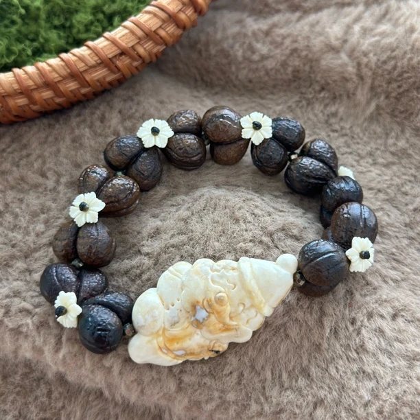 蜜蜡清水漂圣诞老人蝴蝶结屁桃精品手串