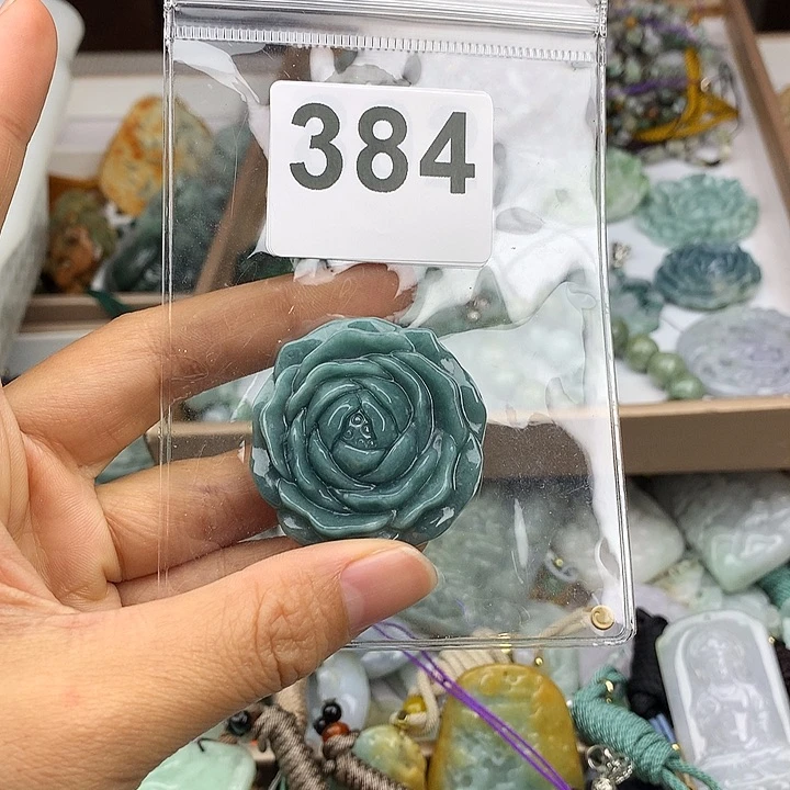 翡翠颈饰未镶嵌水**扬翡翠