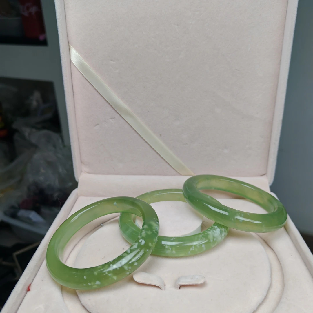 岫玉上品苹果绿暴风雪手镯（随机发货 其中一个）